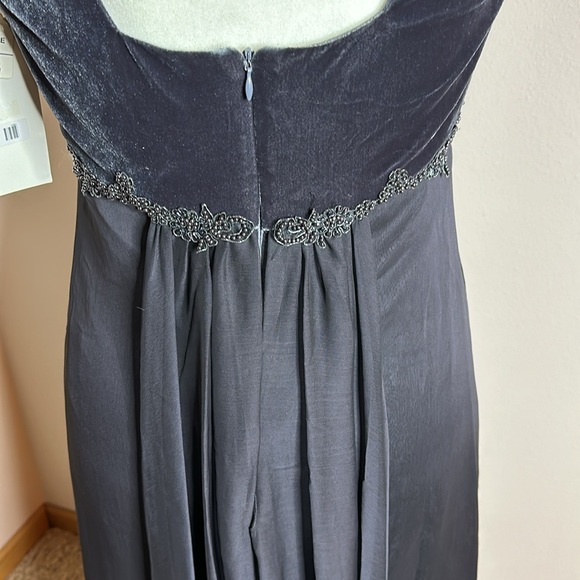 Stunning floor length formal - Picture 4 of 6